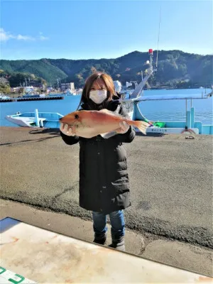 三重外湾漁協 錦事業所直営 釣り筏の2021年12月8日(水)1枚目の写真