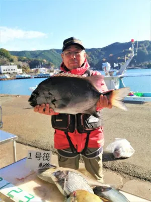 三重外湾漁協 錦事業所直営 釣り筏の2021年12月8日(水)2枚目の写真
