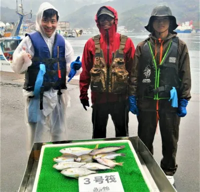 三重外湾漁協 錦事業所直営 釣り筏の2022年11月13日(日)1枚目の写真