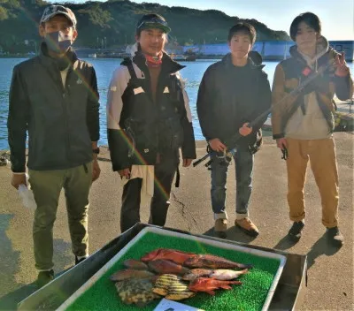 三重外湾漁協 錦事業所直営 釣り筏の2022年11月18日(金)1枚目の写真