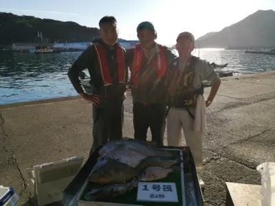 三重外湾漁協 錦事業所直営 釣り筏の2022年11月25日(金)1枚目の写真