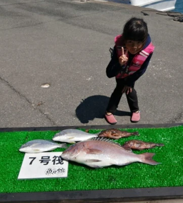 三重外湾漁協 錦事業所直営 釣り筏の2024年6月1日(土)1枚目の写真